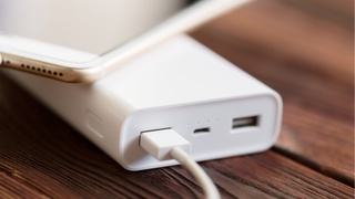 Illustration for article titled Aukeys Svelte Basix Pro Power Bank Wirelessly Charges My Finicky Phone on the Go